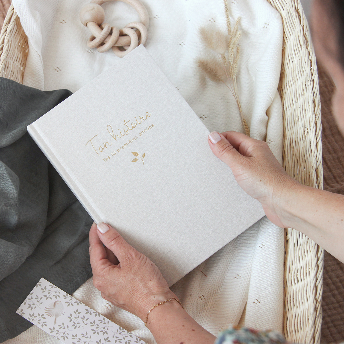 présentation livre ton histoire en blanc Zü boutique cadeaux de naissance bébé